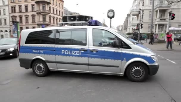 Polizeiauto-Konvois bei Demonstration — Stockvideo