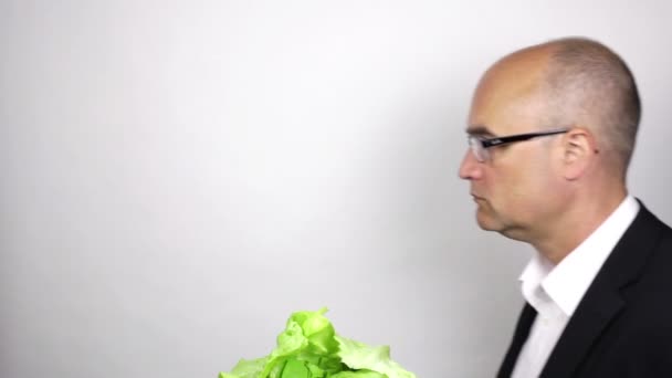 Salat essen - gesunder Lebensstil — Stockvideo