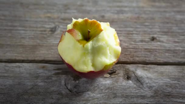 吃新鲜美味的苹果 停止运动 健康的生活方式 — 图库视频影像