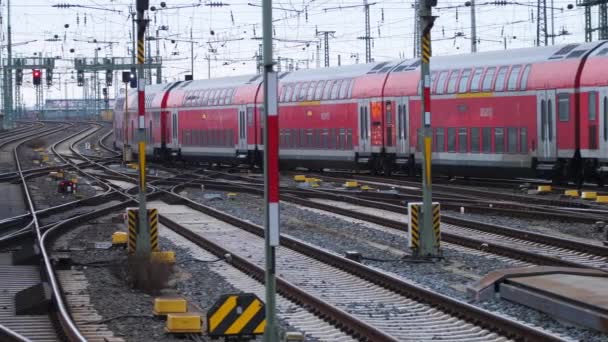 ドイツのフランクフルト 2021年12月3日 フランクフルト ハウプトフフでの列車 スイッチ ドイツ鉄道 はドイツの国営鉄道会社で ベルリンに本社を置いています — ストック動画