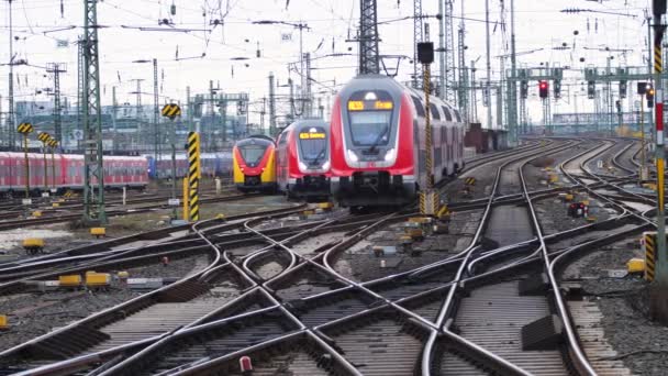 Frankfurt Alemania Diciembre 2021 Trenes Vías Férreas Interruptores Frankfurt Hauptbahnhof — Vídeo de stock