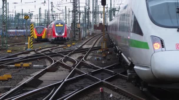 ドイツのフランクフルト 2021年12月3日 フランクフルト ハウプトフフでの列車 スイッチ ドイツ鉄道 はドイツの国営鉄道会社で ベルリンに本社を置いています — ストック動画