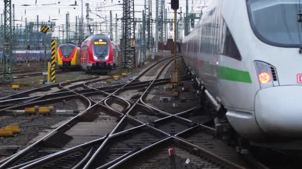 Frankfurt Německo Prosince 2021 Vlaky Nádraží Výhybky Frankfurtu Nad Mohanem — Stock video