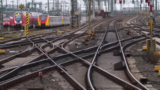 Франкфурт Германия Декабря 2021 Года Поезда Железнодорожные Станции Стрелочные Переводы — стоковое видео