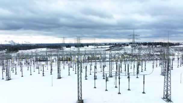 Yüksek Voltajlı Trafo Istasyonu Hava Manzaralı Kış Zamanı — Stok video