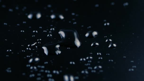 어두운 물방울의 움직임 — 비디오