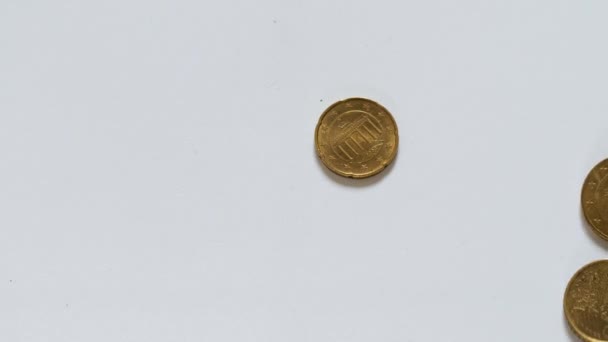 落在地面上的欧元硬币 慢动作 高角镜 — 图库视频影像