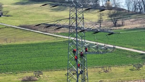 Inżynierowie Elektrycy Pracujący Słupie Elektrycznym Punkt Widzenia Drona — Wideo stockowe