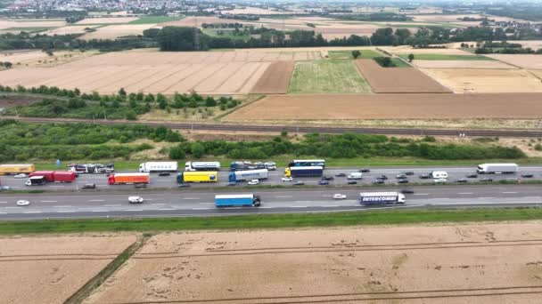 Wallau Alemanha Junho 2022 Engarrafamento Rodovia Alemã Lado Trilhos Trem — Vídeo de Stock