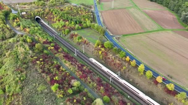 Vysokorychlostní Vlak Projíždějící Vchodem Tunelu Letecký Pohled Shora Sledovací Záběr — Stock video