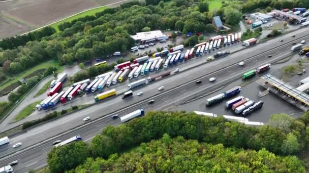 Dichter Verkehr Auf Autobahn Und Rastplatz Drohnen Standpunkt — Stockvideo