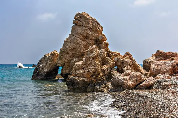 Скала на морском побережье. Кипр . — стоковое фото