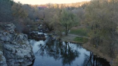 Sonbaharda Buky Canyon hava manzarası. Akşamları bir İHA 'dan ateş etmek. Beyaz sarp kayalıklar ve nehrin sığ suları. Turuncu renkte sonbahar ormanı.