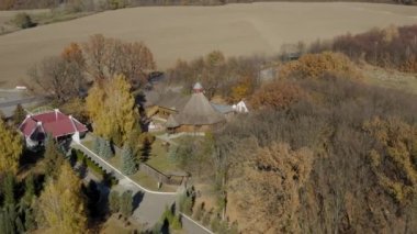 Bir kuşun gözünden güzel bir sonbahar ormanı. Yüksekten insansız hava aracından ateş etmek. Güneşte karışık bir orman. Turuncu, yeşil ve kırmızı boyalar. Yaprak döken ve kozalaklı ağaçlar.