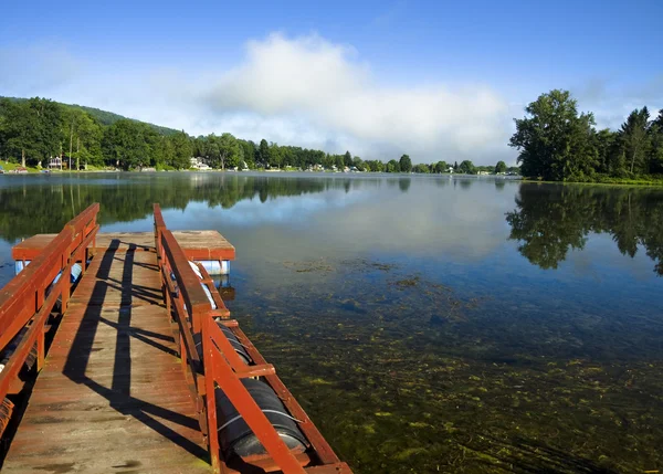 Rotes Dock, schöner See — Stockfoto