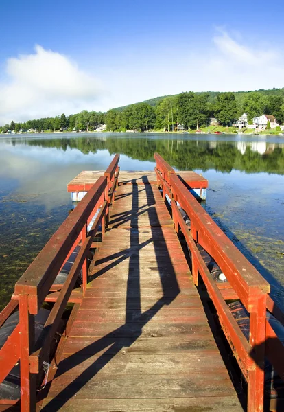 Red Dock, belo lago — Fotografia de Stock