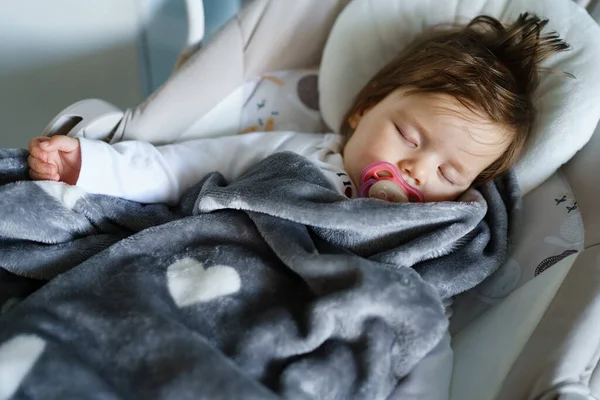 Μικρό Καυκάσιο Μωρό Έξι Μηνών Παιδί Κοιμάται Στην Κούνια Στο — Φωτογραφία Αρχείου
