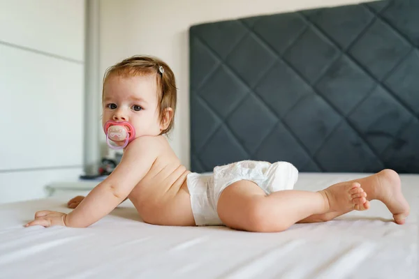 Pequeña Niña Caucásica Seis Meses Edad Acostada Cama Desnuda Vientre —  Fotos de Stock