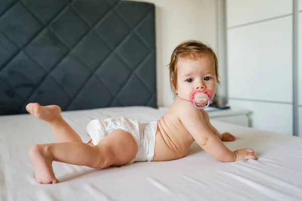 Small Caucasian Baby Girl Six Months Old Lying Bed Naked — Stock Photo, Image