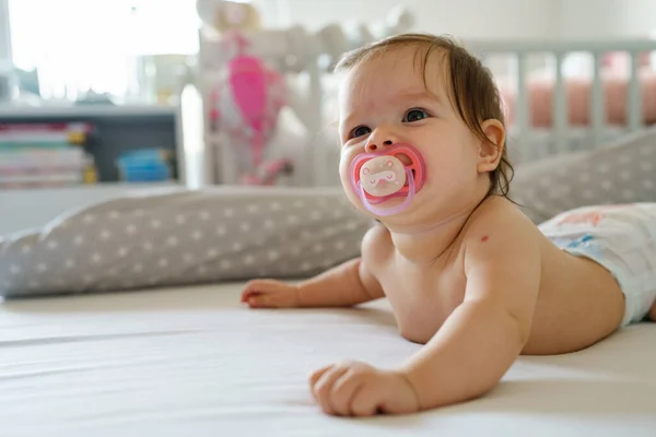 Pequeña Niña Caucásica Seis Meses Acostada Cama Desnuda Boca Abajo — Foto de Stock