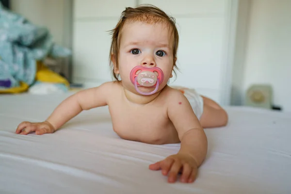 Small Caucasian Baby Girl Six Months Old Lying Bed Naked — Stock Photo, Image