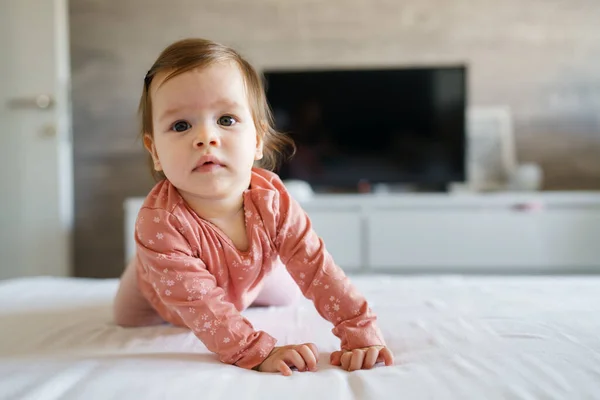 Pequeño Bebé Caucásico Acostado Solo Cama Casa Mirando Cámara Infancia —  Fotos de Stock