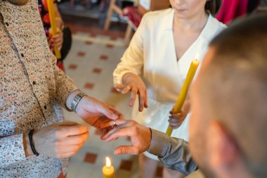 Gelin ve damat, Ortodoks Hıristiyan Kilisesi 'ndeki nikah töreninde yüzüklerini değiş tokuş ederler.