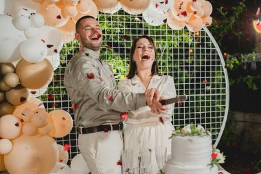 Sadece gelin ve damat evliliğini pastayla kutluyor.