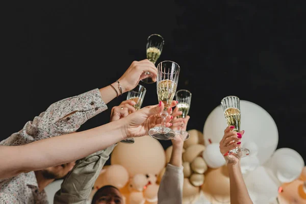 Close Mãos Pessoas Desconhecidas Segurando Copos Com Álcool Champanhe Brindar — Fotografia de Stock