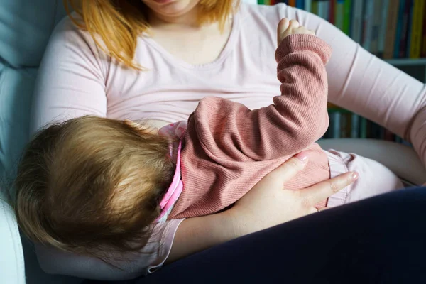 Midsection Mujer Caucásica Desconocida Madre Sosteniendo Bebé Alimentando Con Leche —  Fotos de Stock