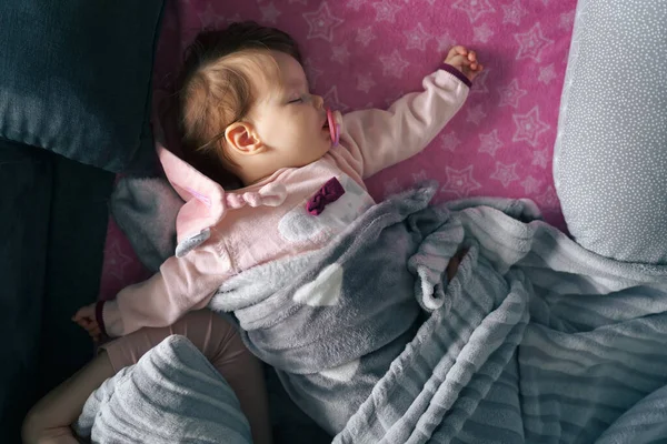 Κάτοψη Του Μικρού Καυκάσιου Μωρού Ηλικίας Έξι Μηνών Που Κοιμάται — Φωτογραφία Αρχείου