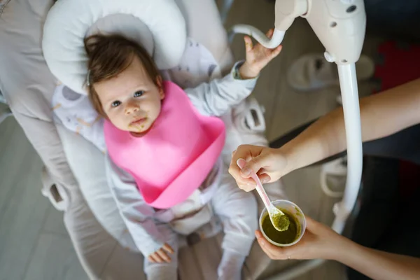 Fütterung Kleiner Kaukasischer Babys Mit Brokkoli Gemüsepüree Konzept Hände Einer — Stockfoto