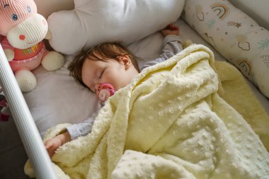 Küçük kız bebek beşikte gün içinde yatıp uyuyor - çocukluk ebeveynliği ve büyüme konsepti