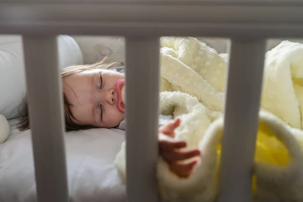 Små Spädbarn Flicka Som Ligger Vagga Säng Hemma Sömnen Barndom — Stockfoto