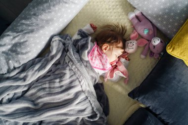 Kafkasyalı küçük bir bebeğin üst görüntüsü. Altı aylık. Evdeki kanepede uyukluyor.