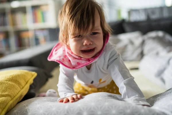 Küçük Beyaz Bebek Evde Yatakta Uzanıp Kameraya Bakarak Ağlıyor — Stok fotoğraf