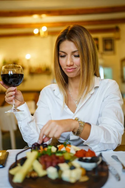 Hermosa Mujer Sentada Restaurante Con Copa Vino Tinto Sonriendo Usando — Foto de Stock
