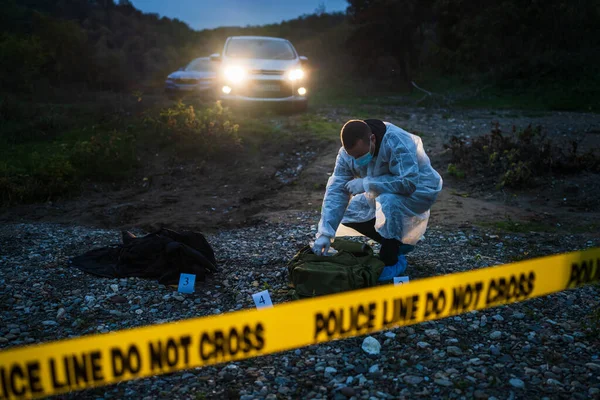 Investigador Policía Forense Recogiendo Pruebas Escena Del Crimen Naturaleza Por —  Fotos de Stock