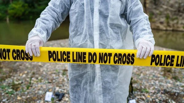 Conceito Investigação Criminal Perto Mão Homem Forense Desconhecido Segurando Cena — Fotografia de Stock