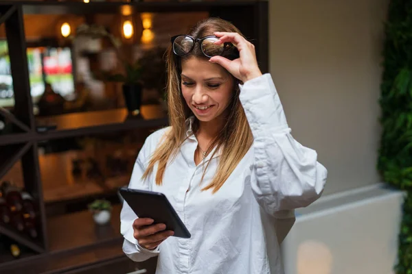 Portrait Femme Caucasienne Adulte Tenant Une Tablette Numérique Debout Bureau — Photo