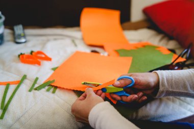 Bilinmeyen bir kadının elinde makas, evinde malzeme keserken el yapımı dekorasyon sanatı ve el işi konsepti fotokopi alanı yaratıyor.