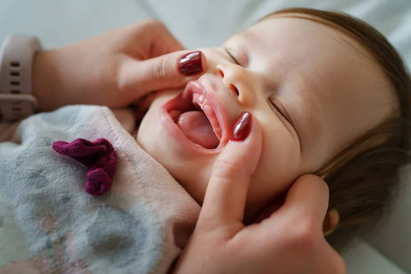 Zbliżenie Twarz Małego Dziecka Rasy Kaukaskiej Otwartymi Ustami Pokazuje Rosnące — Zdjęcie stockowe