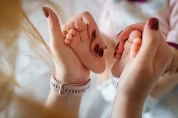 Close Handen Van Onbekende Vrouw Houden Voeten Van Haar Zes — Stockfoto