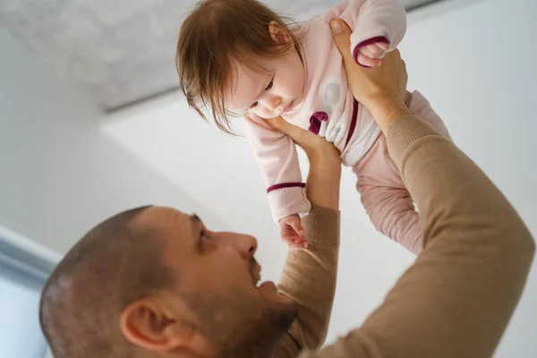 Ενήλικας Καυκάσιος Πατέρας Φορώντας Πουλόβερ Κρατώντας Μικρό Κοριτσάκι Του Έξι — Φωτογραφία Αρχείου