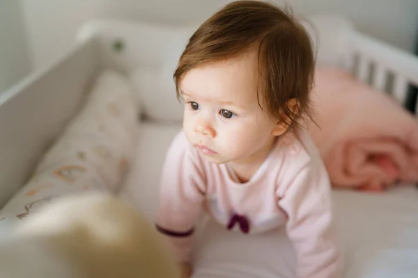 Menina Bebê Deitado Cama Berço Barriga Caucasiano Bebê Bebê Bonito — Fotografia de Stock