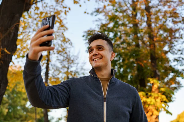 Jeune Homme Caucasien Debout Dehors Seul Soirée Automne Faire Appel — Photo