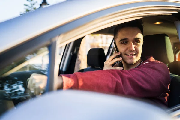 車の運転中や車の中で待っている間に携帯電話の話や呼び出しを使用して若い白人男性実際の人々携帯電話の話の呼び出し車の中で — ストック写真