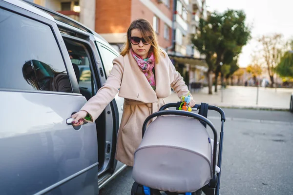 Kaukasische Mutter Öffnet Autotür Während Sie Ihr Baby Kinderwagen Hält — Stockfoto