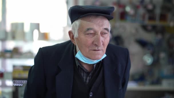 Ένας Ηλικιωμένος Συνταξιούχος Ηλικιωμένος Άνδρας Πορτρέτο Μπροστινή Όψη Στέκεται Κοιτάζοντας — Αρχείο Βίντεο