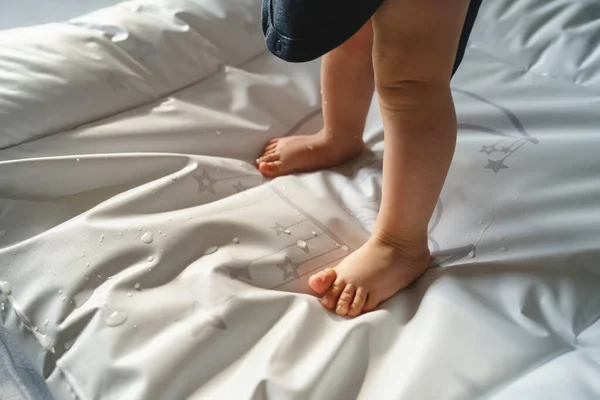Bilinmeyen Beyaz Bir Bebeğin Ayakları Üzerinde Islak Idrarla Bebek Olma — Stok fotoğraf